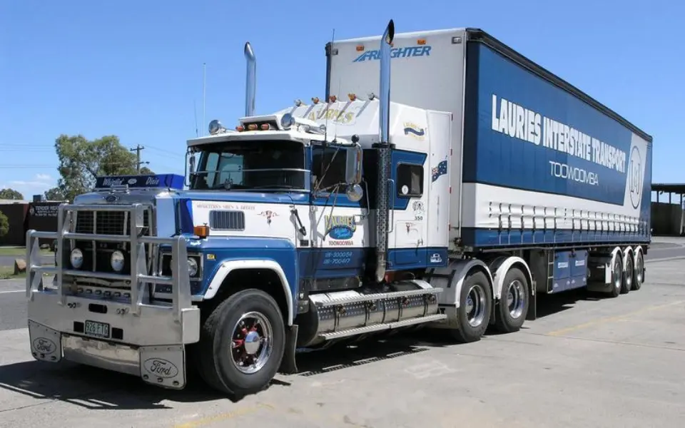 কেন দেশীয় ট্রাকগুলি তাদের নিষ্কাশন পাইপগুলিকে উপরের দিকে নির্দেশ করে না?